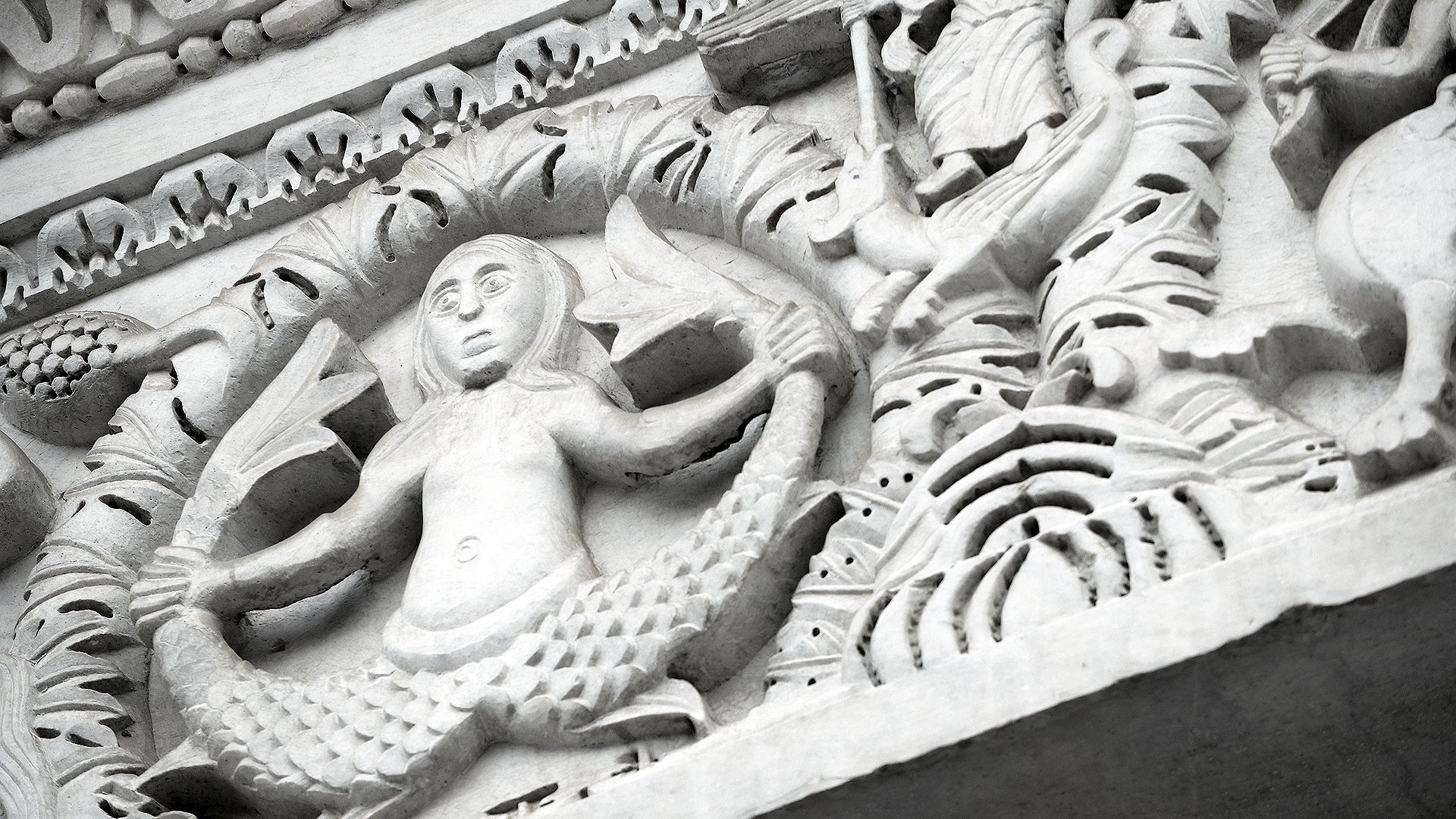 la sirena bicaudata tra gli animali della chiesa di san MIchele di Lucca