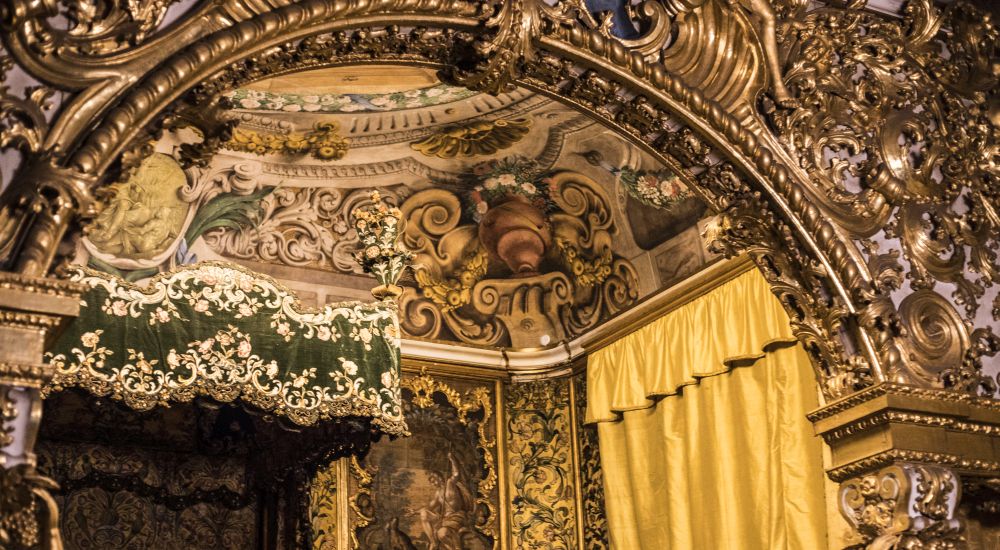 detalle del dosel de la alcoba de los novios en el museo del palacio mansi