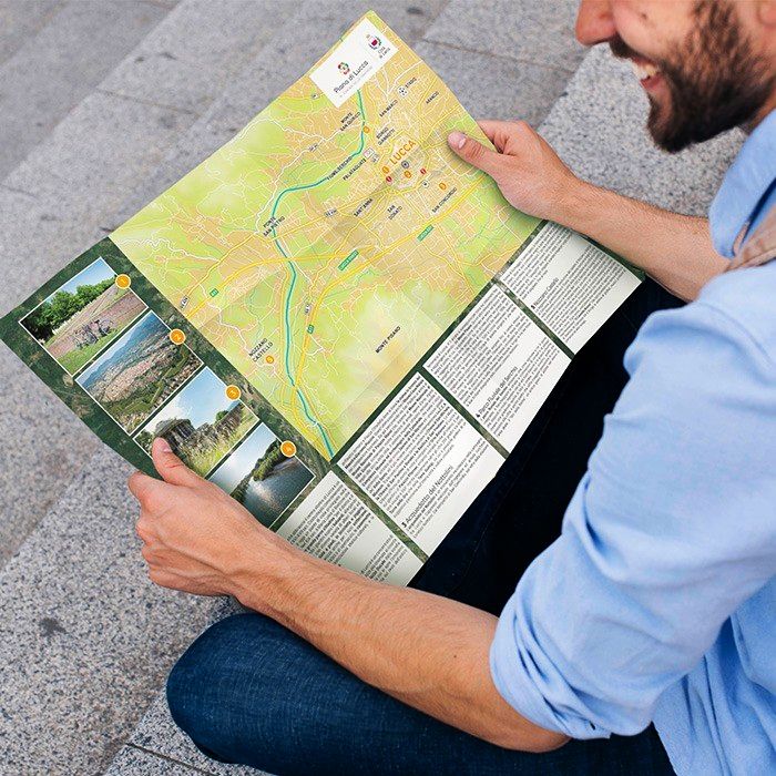 un ragazzo sfoglia la mappa della piana di lucca