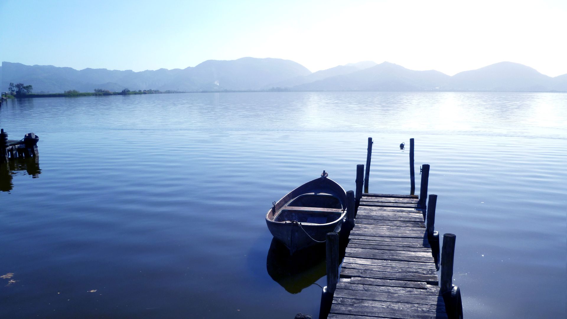 barchno al molo del lago di Massaciuccoli