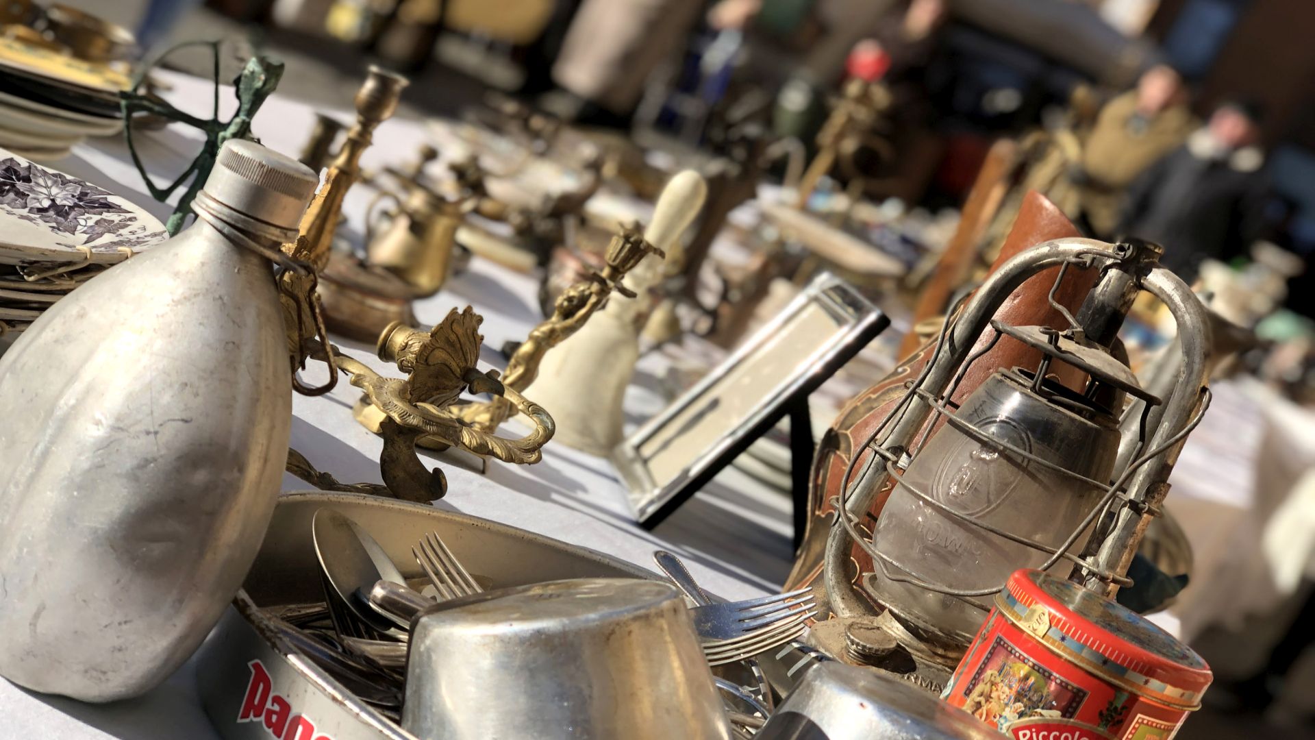 objets d'art moderne au marché des antiquités de lucca