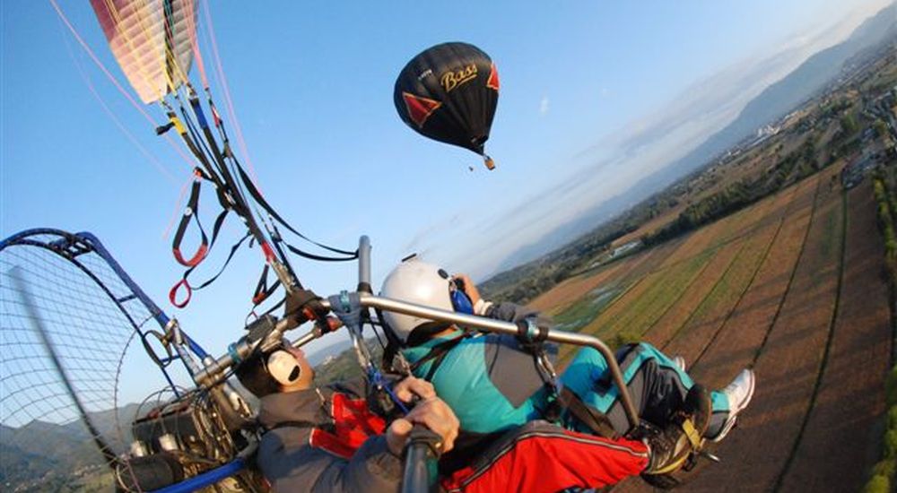 mongolfiere e deltaplano in volo sulla piana di Lucca