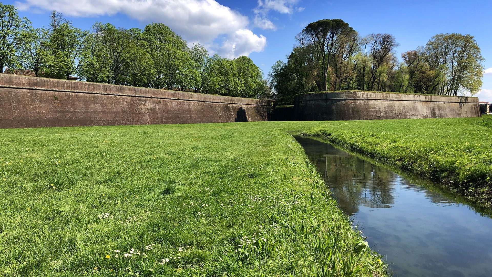 video walk on the city walls of Lucca