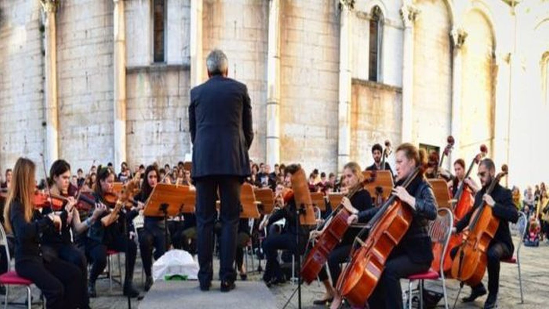 Das Orchester des musikinstituts boccherini spielt auf der piazza san michele in lucca