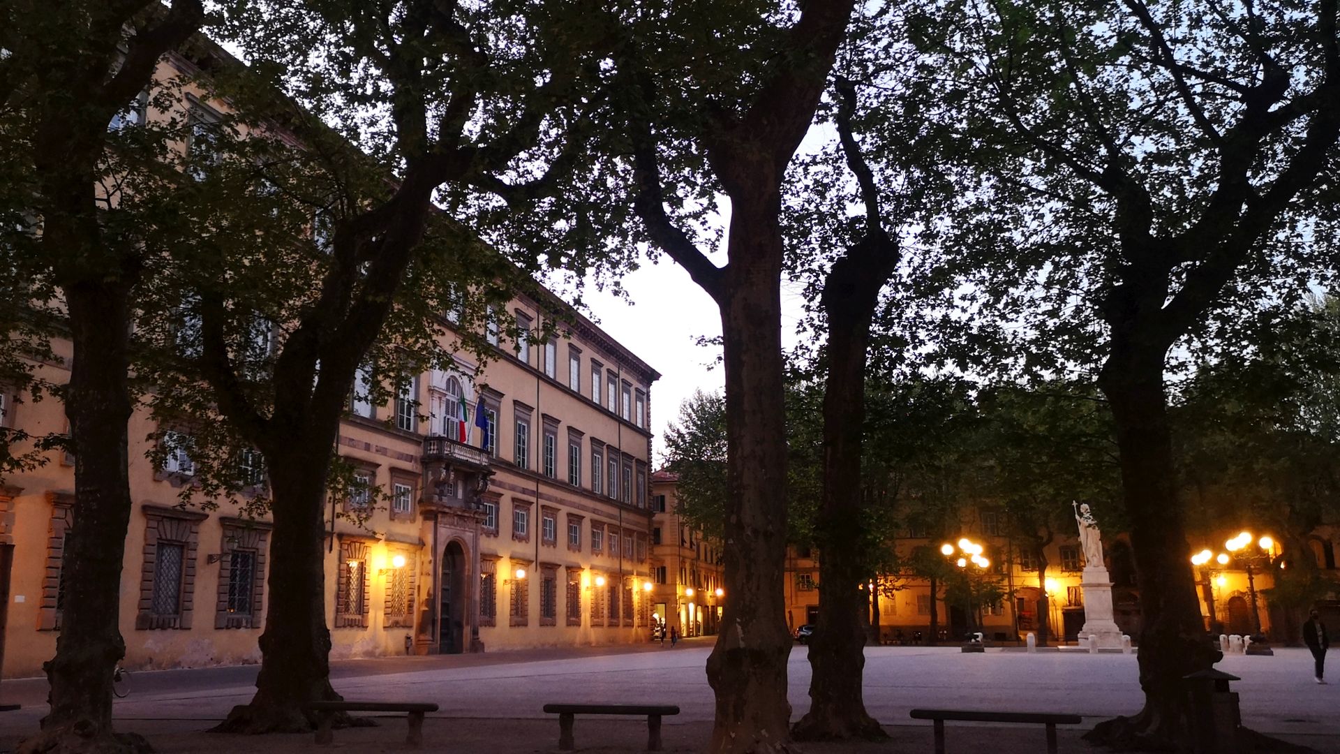 Piazza Napoleone a Lucca, di sera