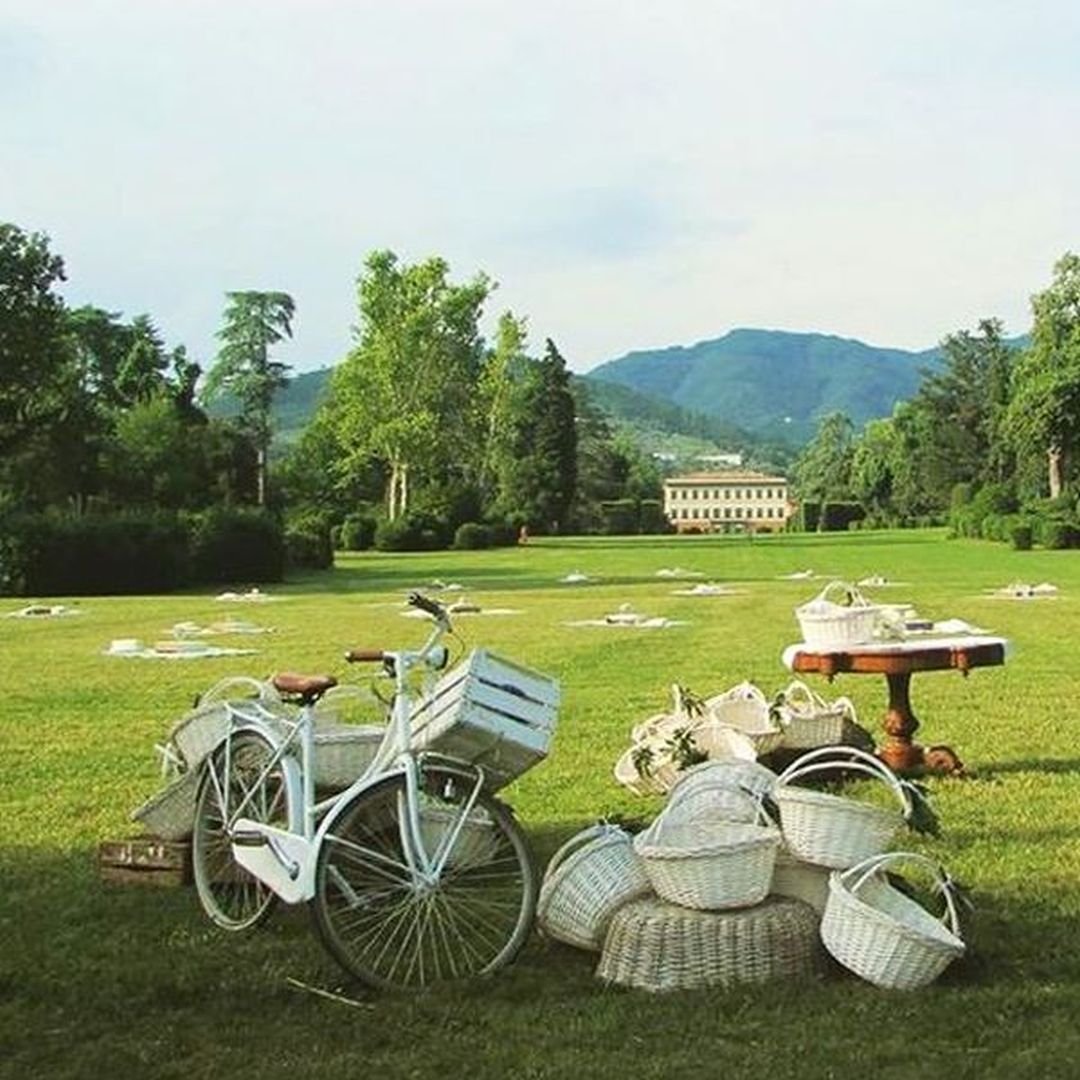 Pic nic sull'erba nel parco di Villa Reale nella piana di Lucca