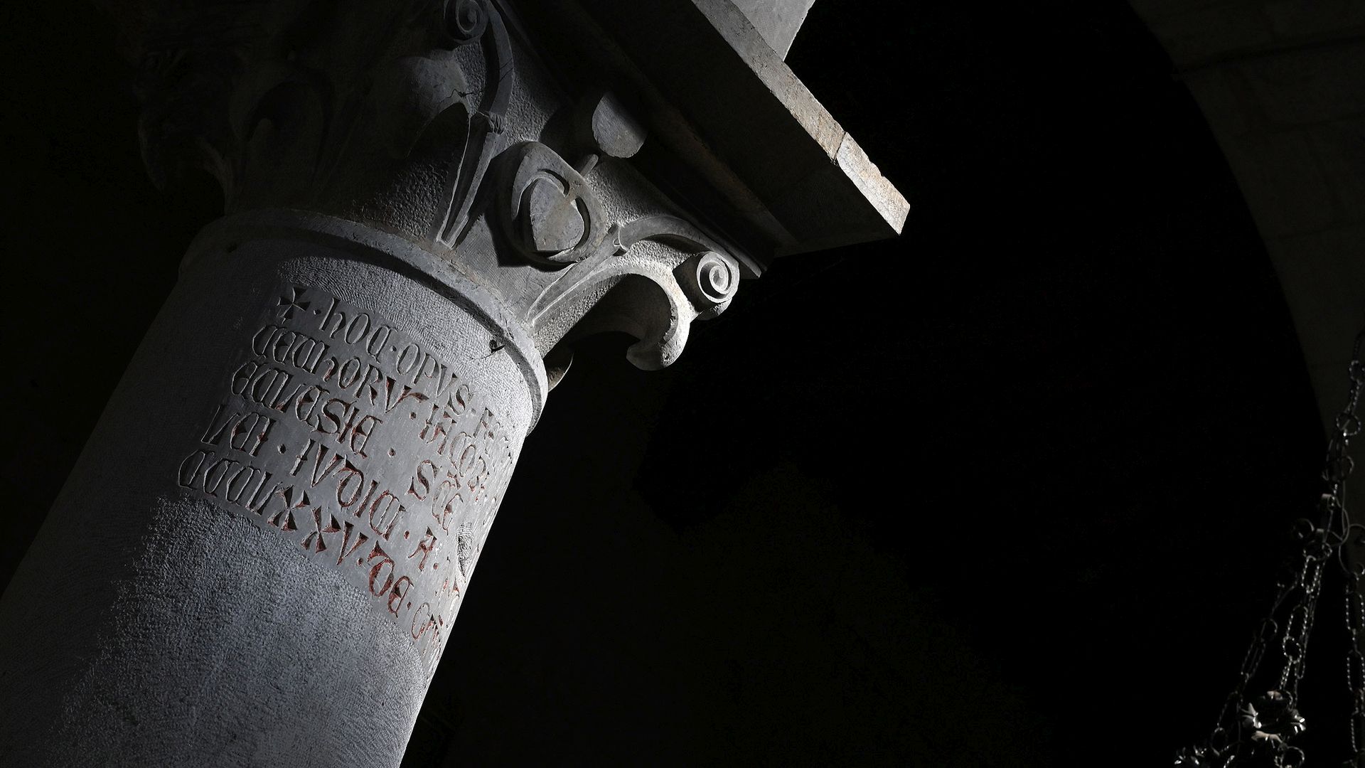 inscription sur un chapiteau de l'église paroissiale de santa maria del giudice à lucca
