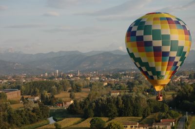 Mongolfiera in volo sull'acquedotto del Nottolini nella piana di lucca