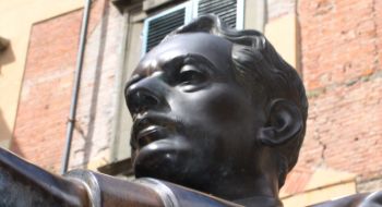 monumento di Giacomop Puccini, particolare