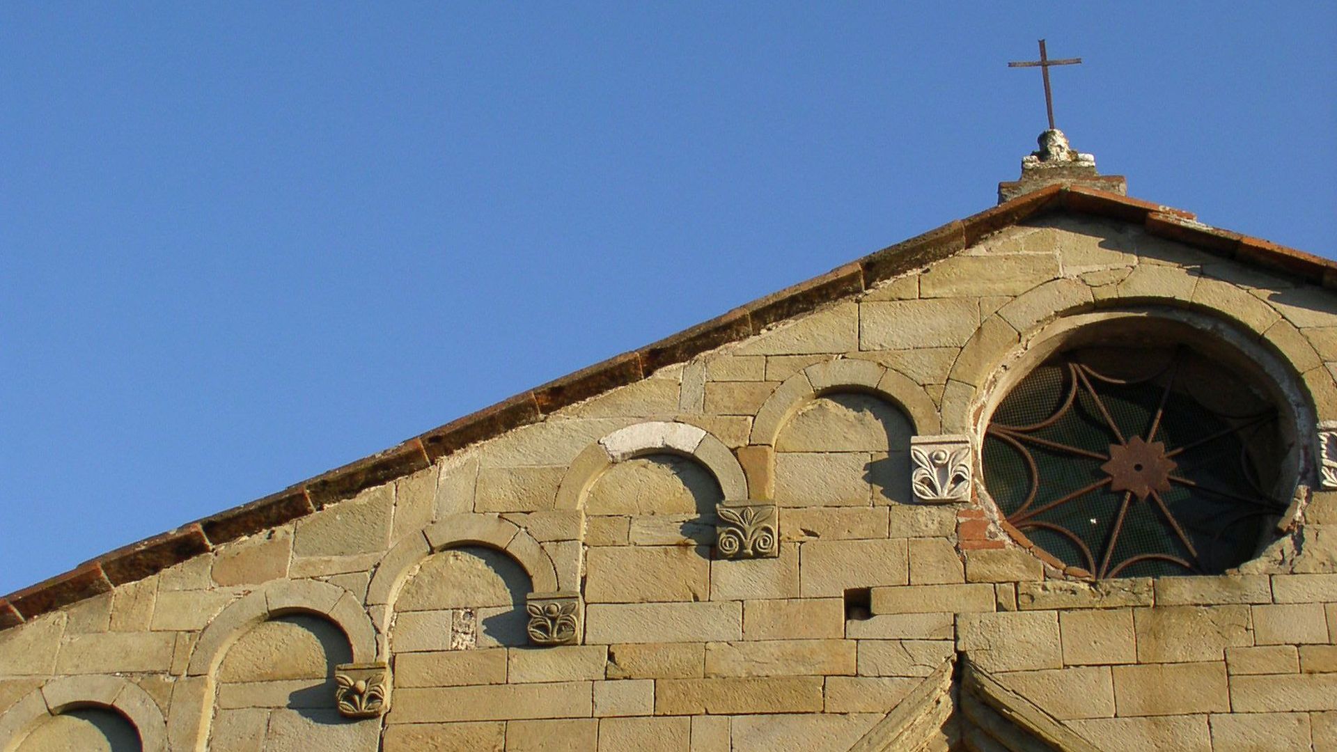 particolare della facciata della chiesa di san Cristoforo di Lammari