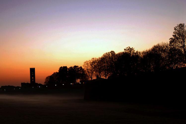 Le ramparts de Lucca au couche de soleil