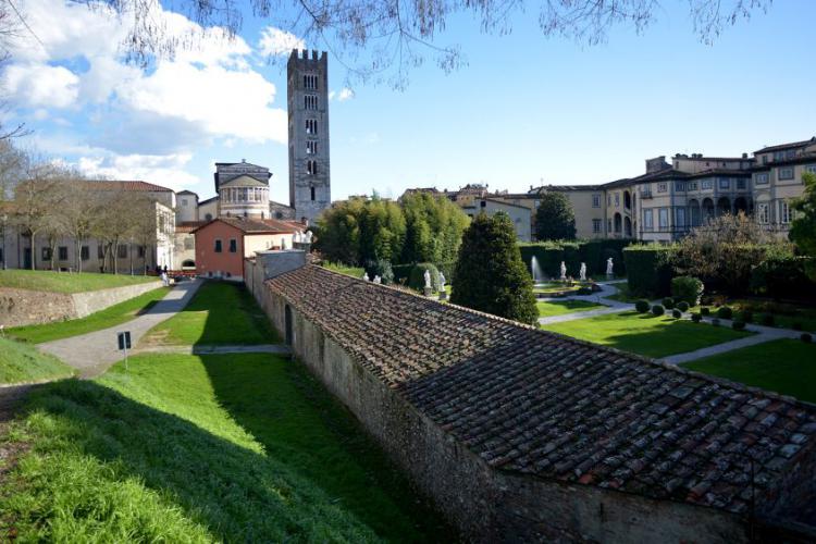 vista del Giardino de Palazzo Pfanner de las muralla de Lucca