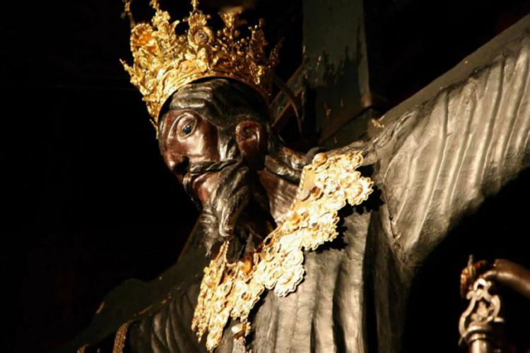 sainte effigie de Lucca aux vetement pour la eclebration de la Luminara