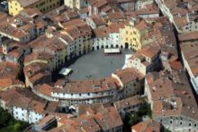 Vista aerea piazza anfiteatro Lucca
