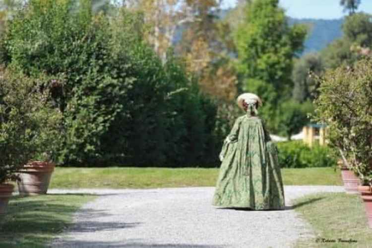 Sogno e Allegrezza - Rievocazione storica 4^ ed 2020 a Lucca. Foto di una dama nei giardini di Villa Reale di Marlia.