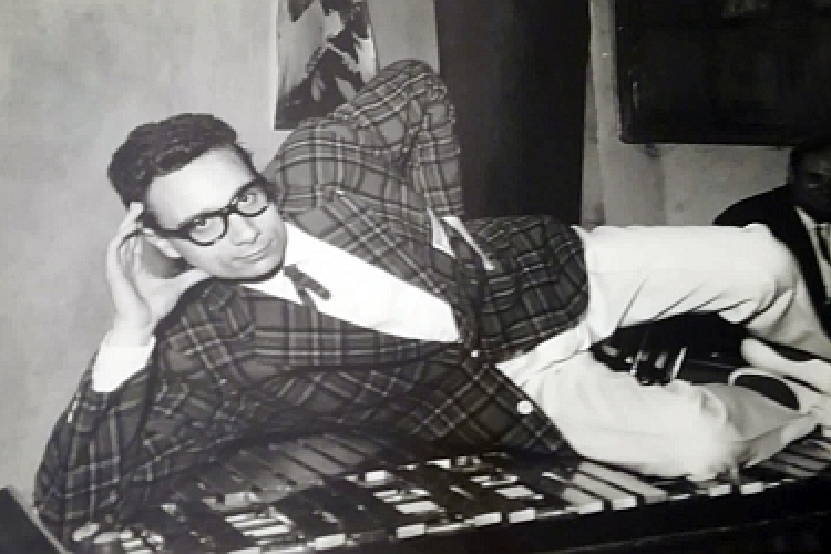 Foto in bianco e nero di Antonello Vannucchi sdraiato su uno xilofono.