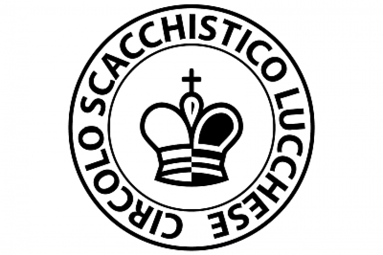 Logo circolare in bianco e nero con una corona del re degli scacchi e la scritta Circolo Scacchistico Lucchese nel cerchio