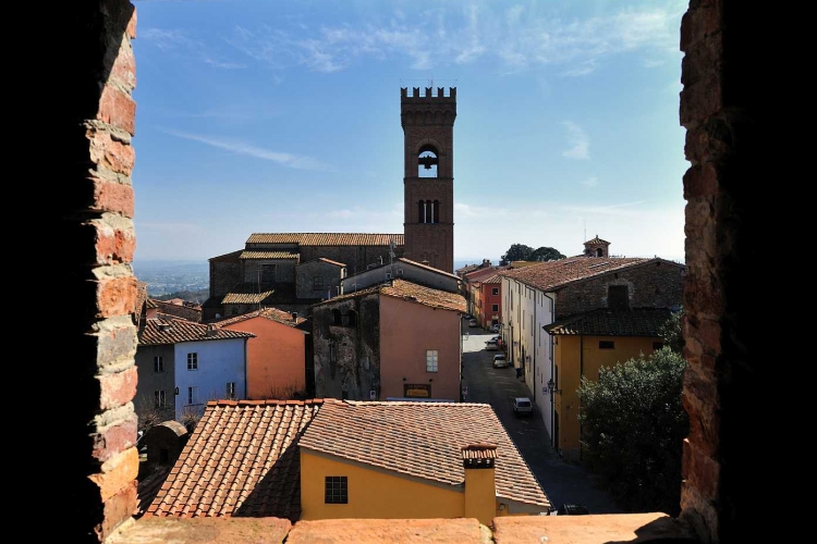 Montecarlo, la colegiata vista desde la fortaleza