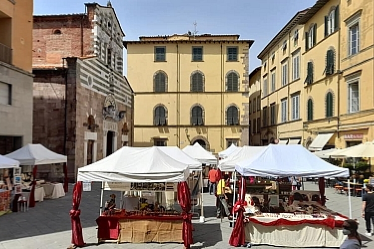 foto del mercatino Arti e Mestieri in piazza San Giusto