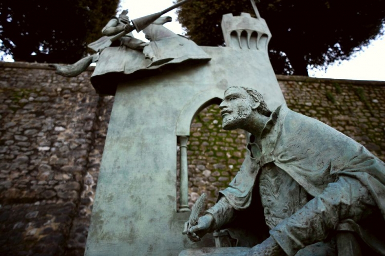 statue von Ludovico Ariosto in Castelnuovo Gafagnana