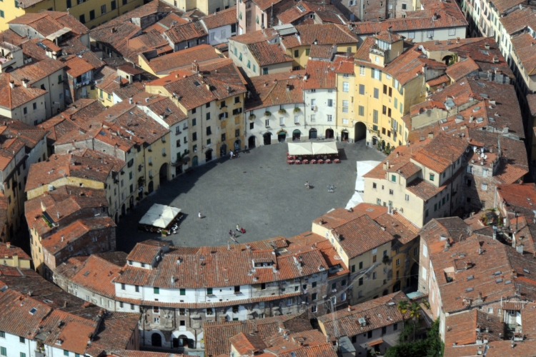 Vista aerea piazza anfiteatro Lucca