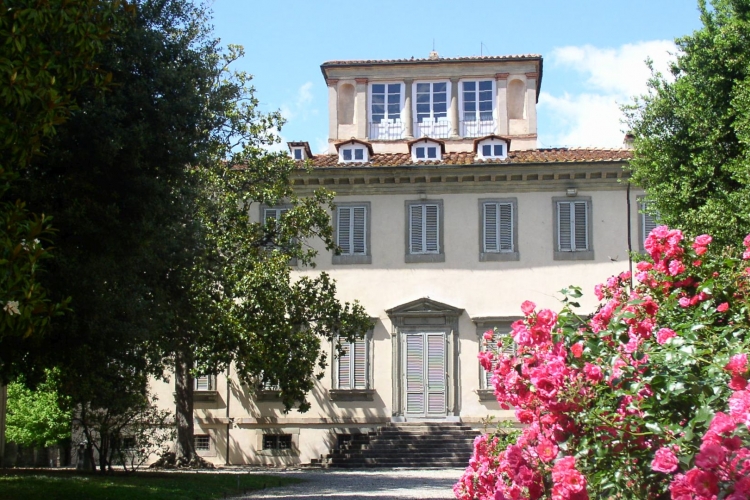 Facciata villa bottini centro storico lucca