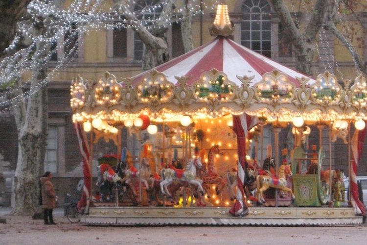 giostra in piazza napoleone a lucca