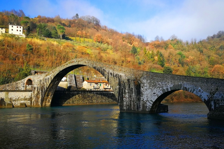 ponte del diavolo a borgo a mozzano