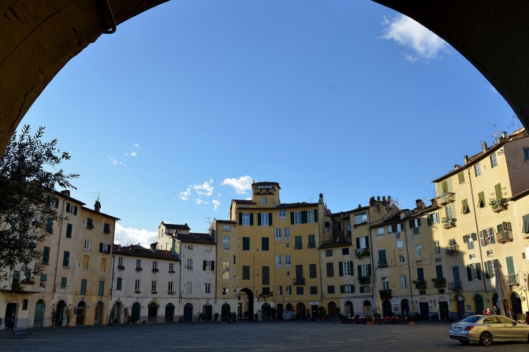 Eingangsbogen der Piazza  Anfiteatro in Lucca