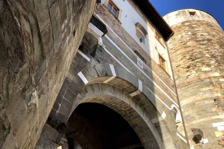Das San Gervasio Tor der mittelalterlichen Stadtmauer