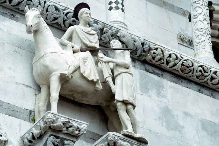 statua di san Martino sulla facciata della cattedrale di Lucca