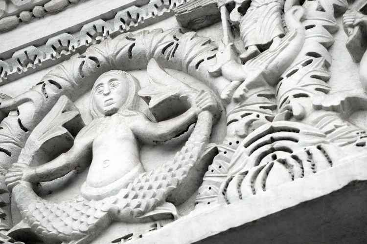 la sirène à deux queues, animaux sur l'église de San Michele de Lucques