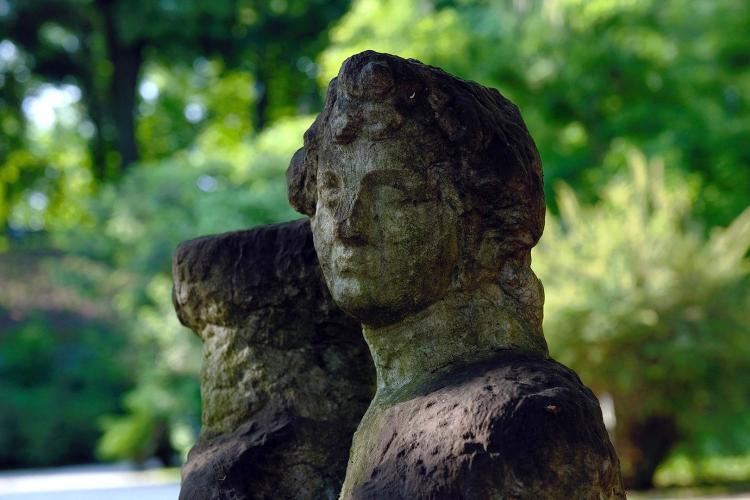 statua di flora all'orto botanico di lucca