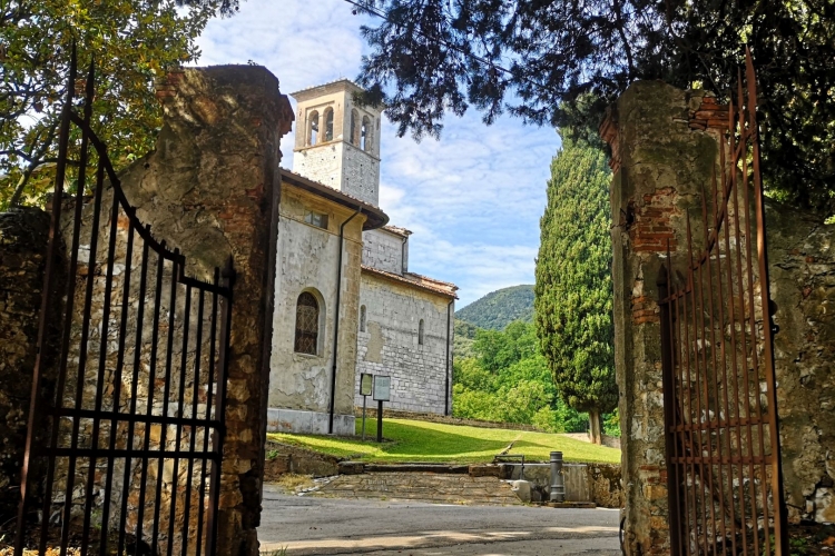 ein Spaziergang zur Pfarrkirche von Gattaiola