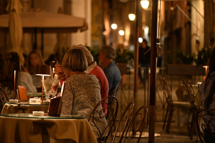 Lucca di sera, con degustazione in un locale storico