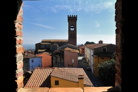 Montecarlo, la collegiata vista dalla fortezza