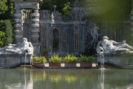 Fischteich entlang der Promenade im Park der Villa Reale in Lucca