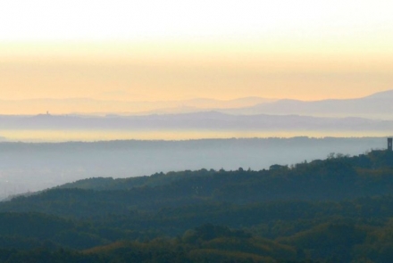 panorama della collina di montecarlo al tramonto