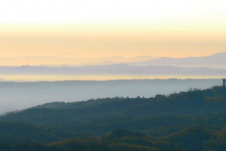 Panorama der Hügel von Monte Carlo bei Sonnenuntergang