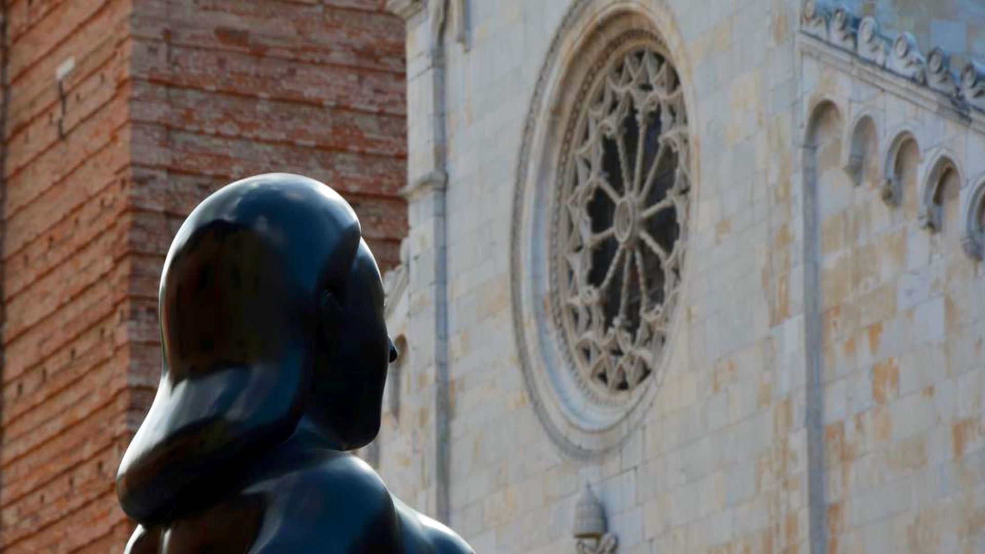 scultura di Botero di fronte al duomo di piertasanta